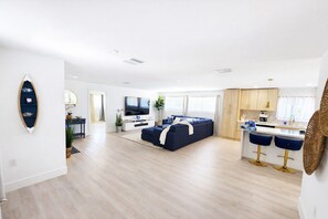 Smart TV, fireplace, stereo