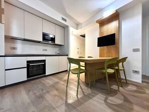 Four à micro-ondes, surface de cuisson, lave-vaisselle