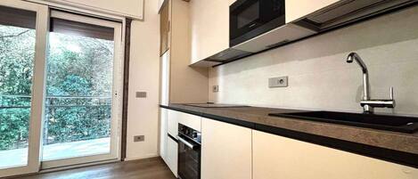 Mikrowelle, Herdplatte, Geschirrspüler, Kochgeschirr/Geschirr/Besteck