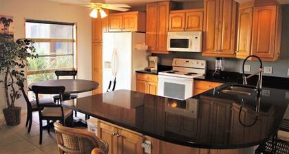 Fabulous condo with AC in enchanting Marco Island