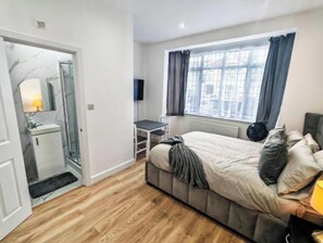 5 bedrooms, iron/ironing board, WiFi, bed sheets