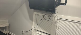 Private Third-Floor Attic Apartment Full Kitchen • King Bed • Backyard Access