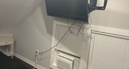 Private Third-Floor Attic Apartment Full Kitchen • King Bed • Backyard Access