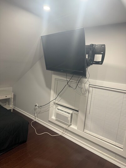 Private Third-Floor Attic Apartment Full Kitchen • King Bed • Backyard Access