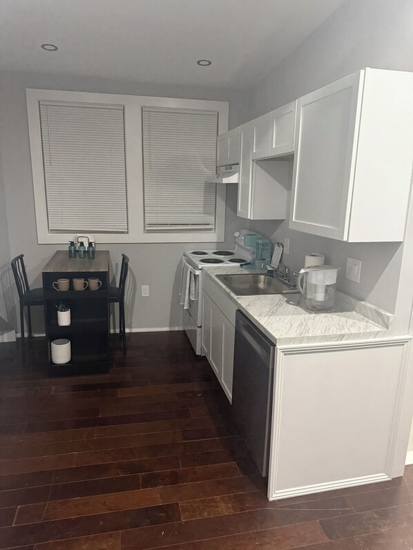 Mikrobølgeovn, ovn, kokeplater og oppvaskmaskin