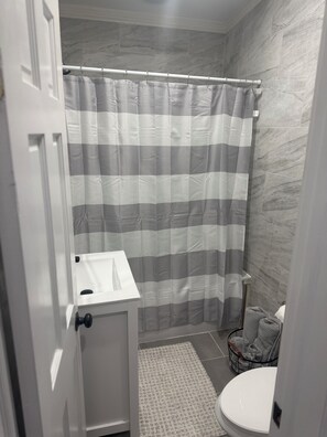 Pyyhkeet, saippua, vessapaperi