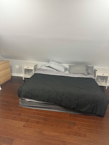 Private Third-Floor Attic Apartment Full Kitchen • King Bed • Backyard Access