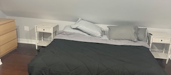 Private Third-Floor Attic Apartment Full Kitchen • King Bed • Backyard Access