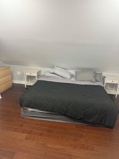 Private Third-Floor Attic Apartment Full Kitchen • King Bed • Backyard Access