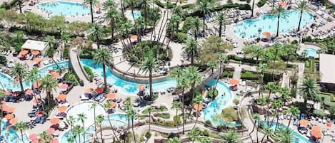 Alberca al aire libre y alberca climatizada