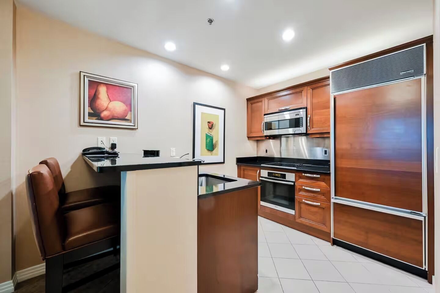 Køleskab, mikrobølgeovn, ovn, kogeplade