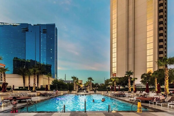 Una piscina al aire libre, una piscina climatizada