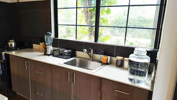 House, Garden View | Private kitchen | Full-sized fridge, oven, cookware/dishes/utensils