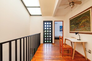 Casa, vista al jardín | Tabla de planchar con plancha y wifi gratis 