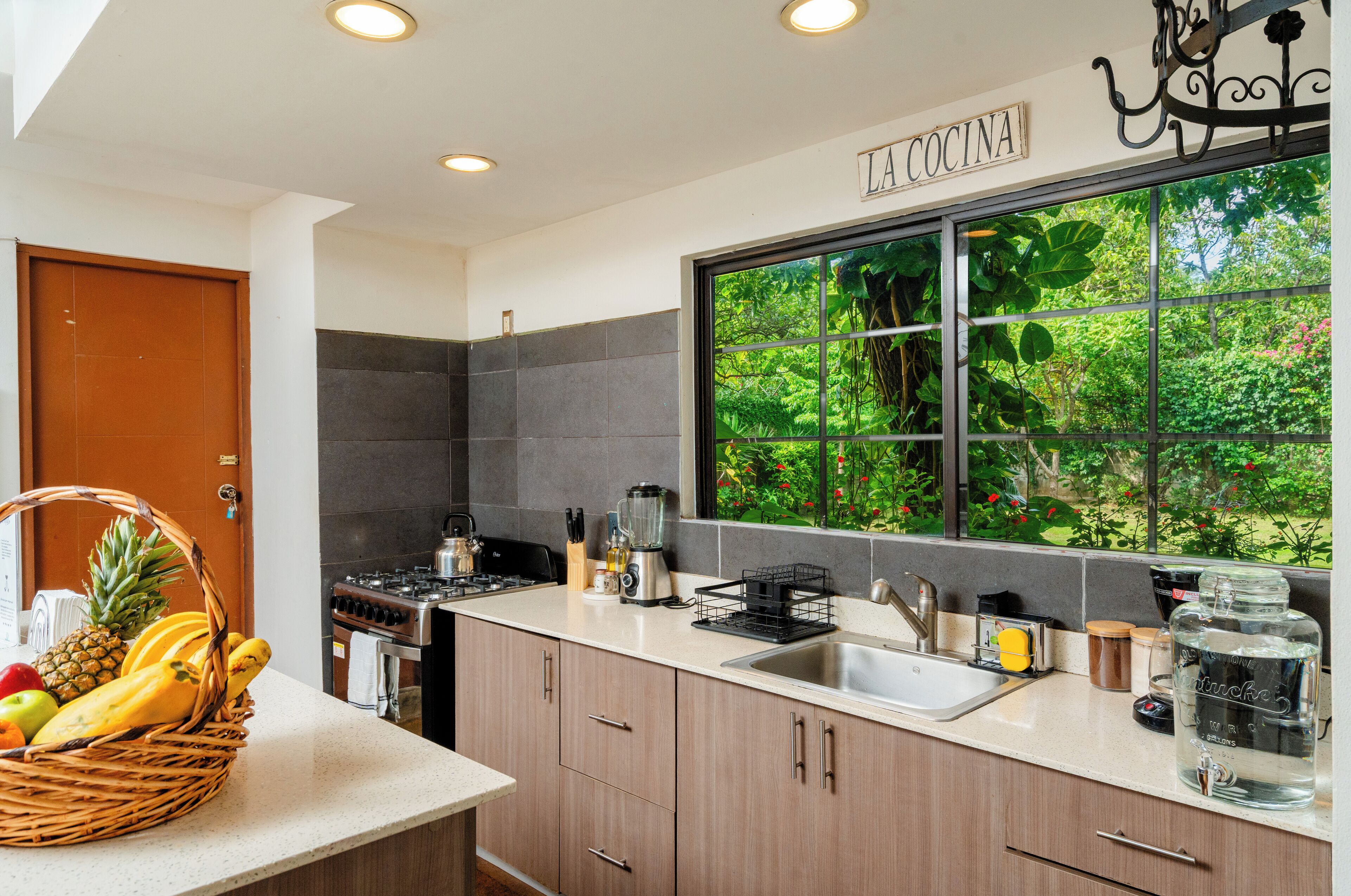 Casa, vista al jardín | Cocina privada | Refrigerador con congelador, horno y utensilios de cocina 