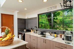 Casa, vista al jardín | Cocina privada | Refrigerador con congelador, horno y utensilios de cocina 