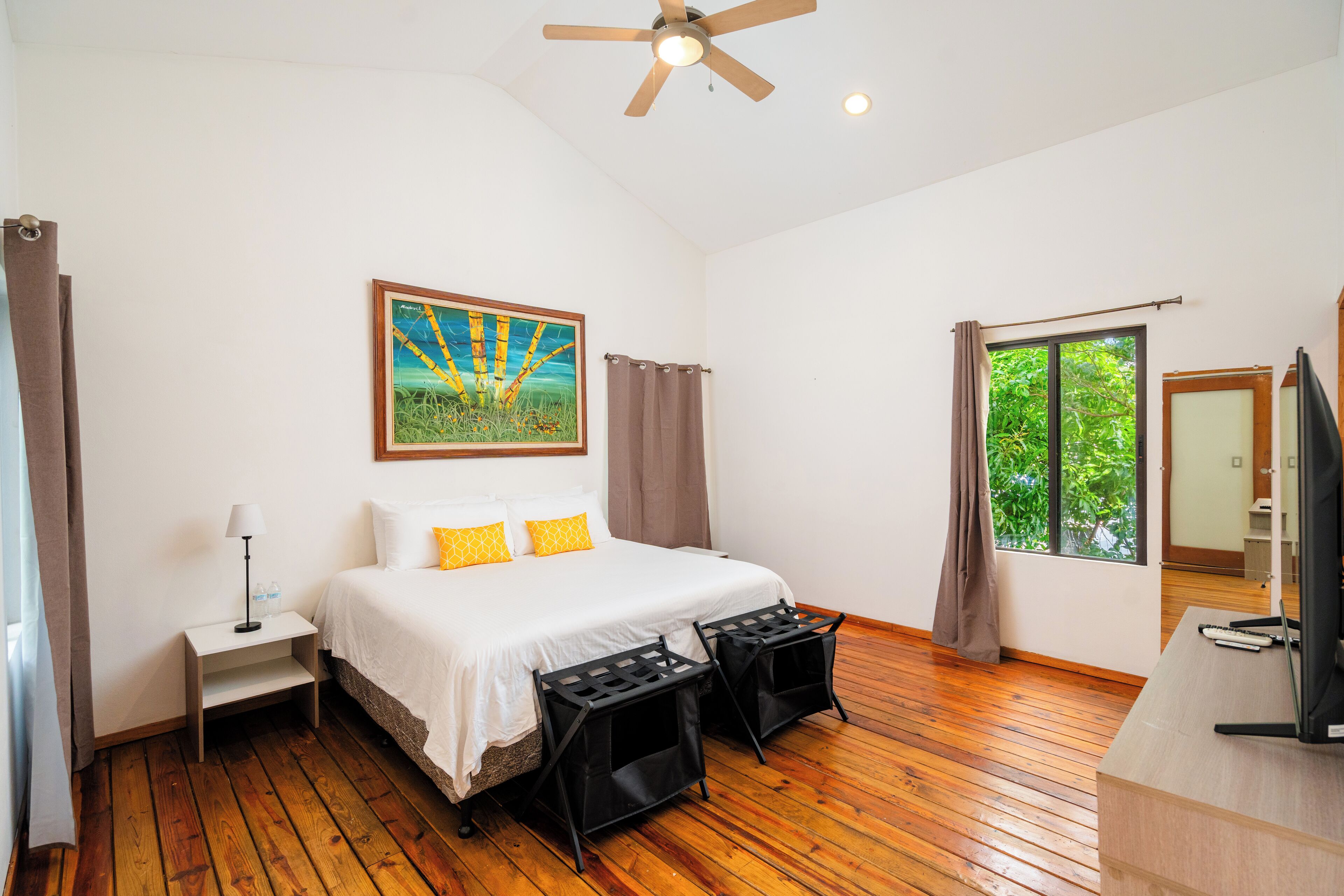 Casa, vista al jardín | Tabla de planchar con plancha y wifi gratis 