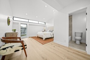 6 slaapkamers, een strijkplank/strijkijzer, wifi, beddengoed