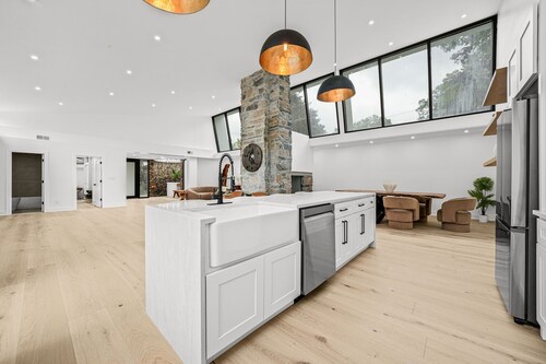 Luxury 6BR Contemporary Retreat with Pool, Gym & Dual Balconies – Near NYC