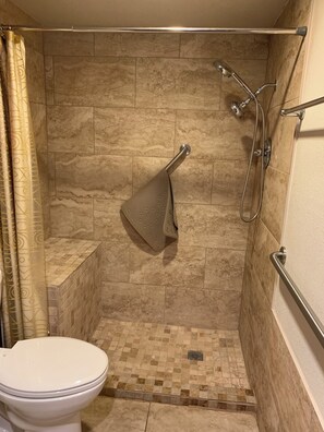 Regadera, toallas, jabón, papel de baño 