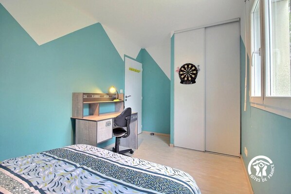 4 bedrooms, iron/ironing board, travel cot, free WiFi