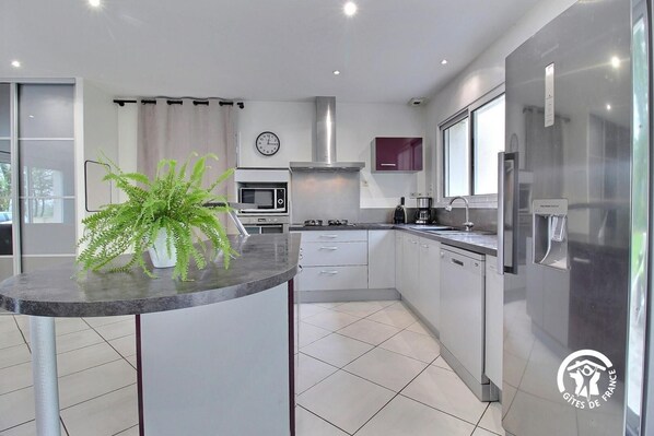 ثلاجة، ميكروويف، فرن، موقد طهي مسطح