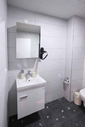 Standard Apartment, 1 Bedroom | Bathroom | Shower, eco-friendly toiletries, hair dryer, slippers - Evra Suites (İstanbul)