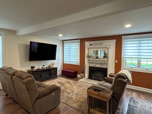 Smart TV, lareira, mesa de pingue-pongue, monitores de computador