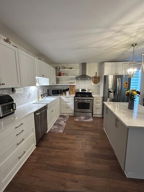 Fridge, microwave, oven, stovetop - Historic Mattsville in Carmel (Carmel)