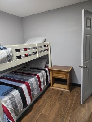 3 chambres, fer et planche à repasser, accès Internet, draps fournis