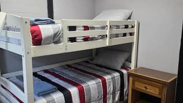 3 makuuhuonetta, silitysrauta/-lauta, ilmainen Wi-Fi, vuodevaatteet