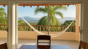 Departamento Confort, balcón, vista a la montaña | Área de sala de estar