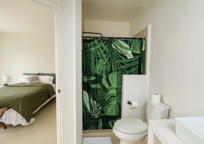 Comfort Apartment, Balcony, Mountain View | Bathroom | Shower, free toiletries, towels, soap - 2 Rec Vista a las Montañas I Terraza (Ixtapa)