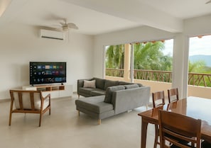 Comfort Apartment, Balcony, Mountain View | Living area