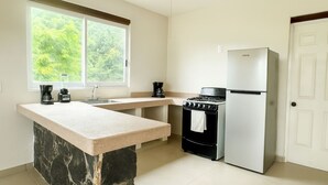 Een koelkast, een microgolfoven, een oven, een kookplaat