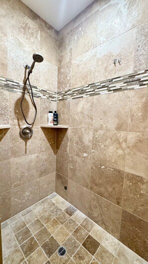 Douche, sèche-cheveux, serviettes fournies, savon
