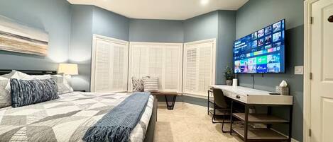 1 habitación, escritorio, tabla de planchar con plancha y cuna de viaje