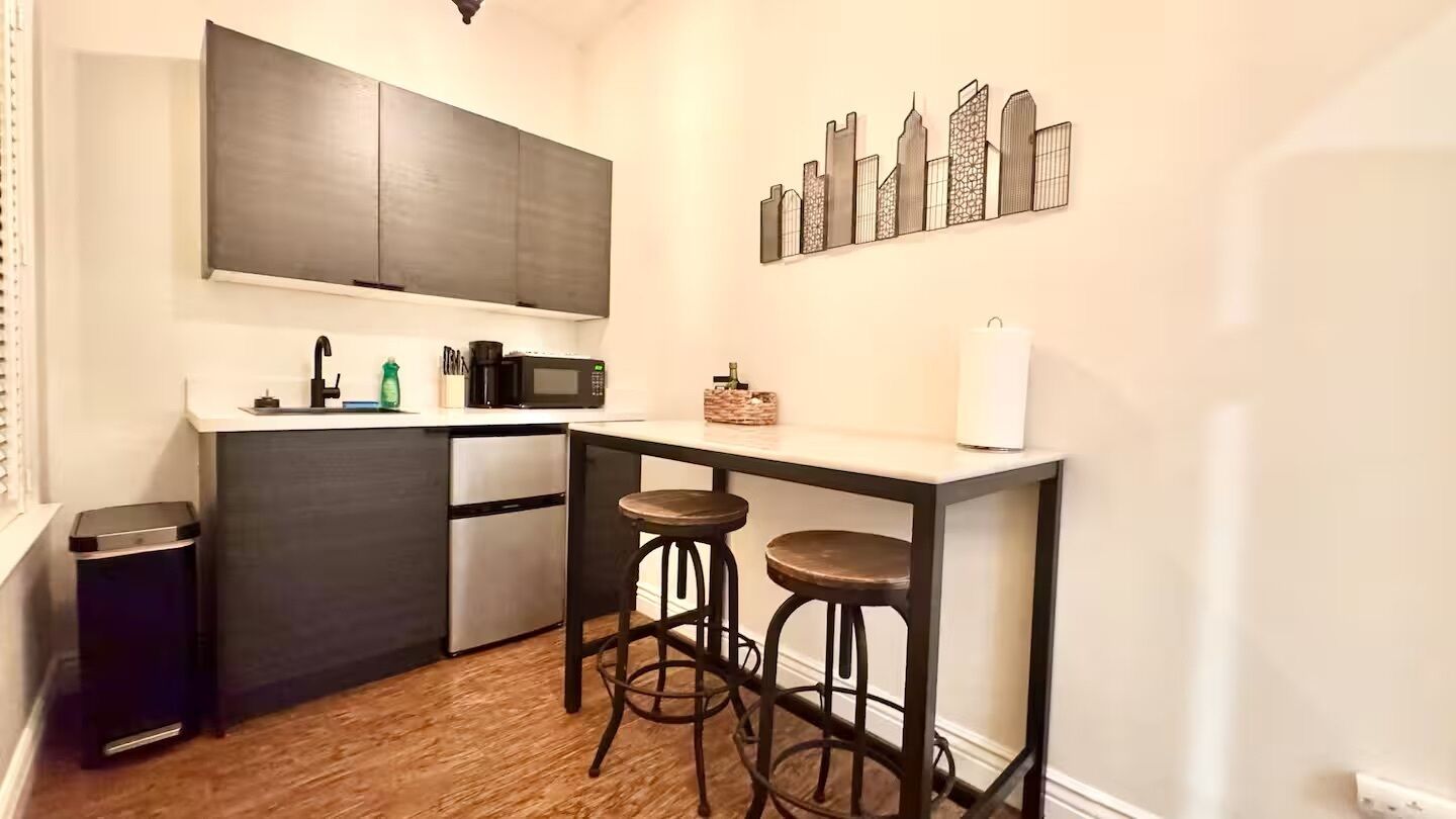 Kühlschrank, Mikrowelle, Wasserkocher mit Kaffee-/Teezubehör, Toaster