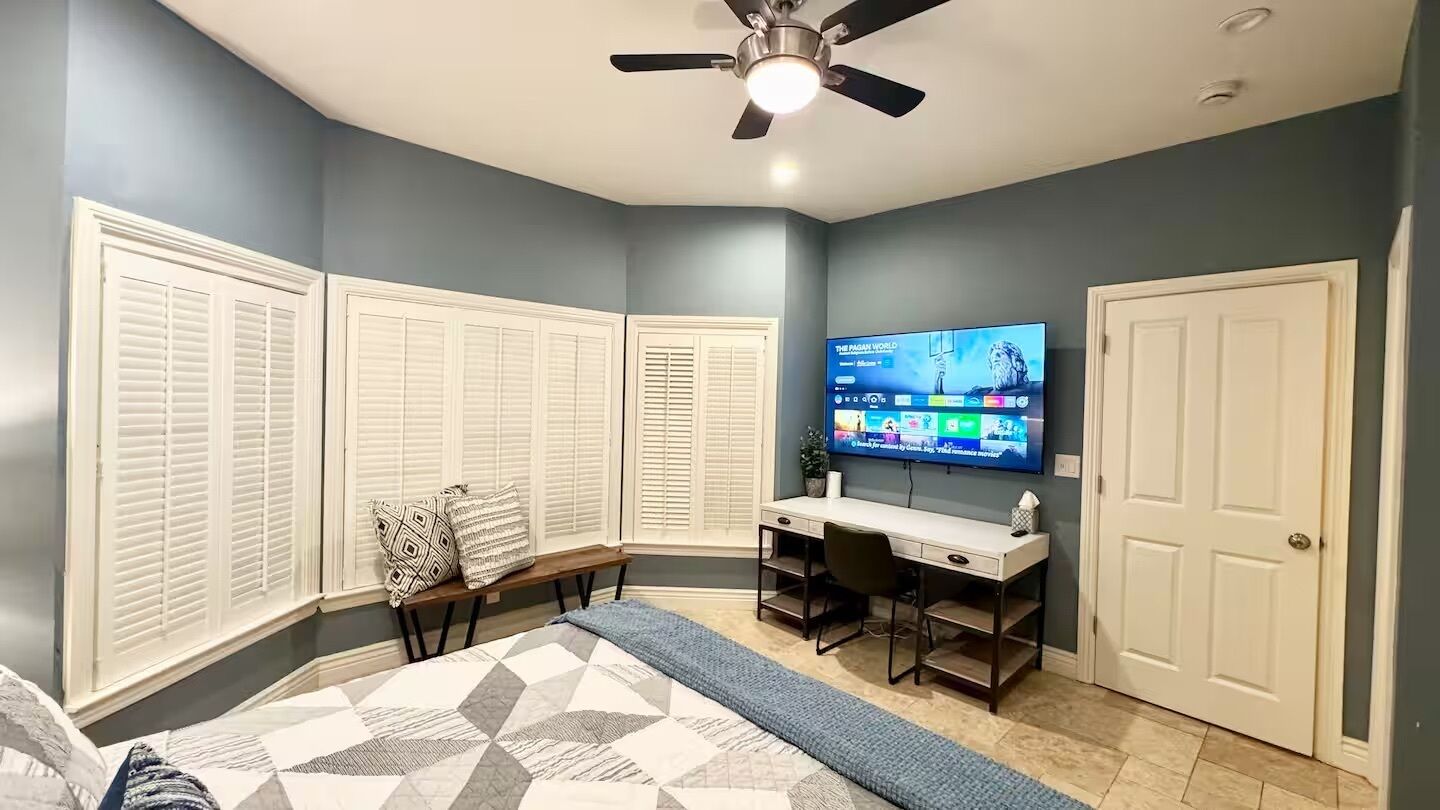 1 chambre, bureau, fer et planche à repasser, lit parapluie