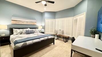 1 chambre, bureau, fer et planche à repasser, lit parapluie