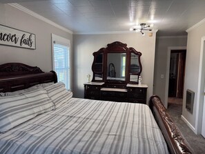 4 Schlafzimmer, Bügeleisen/Bügelbrett, kostenloses WLAN, Bettwäsche
