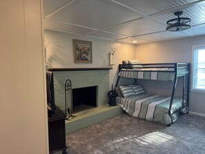 4 bedrooms, iron/ironing board, free WiFi, bed sheets