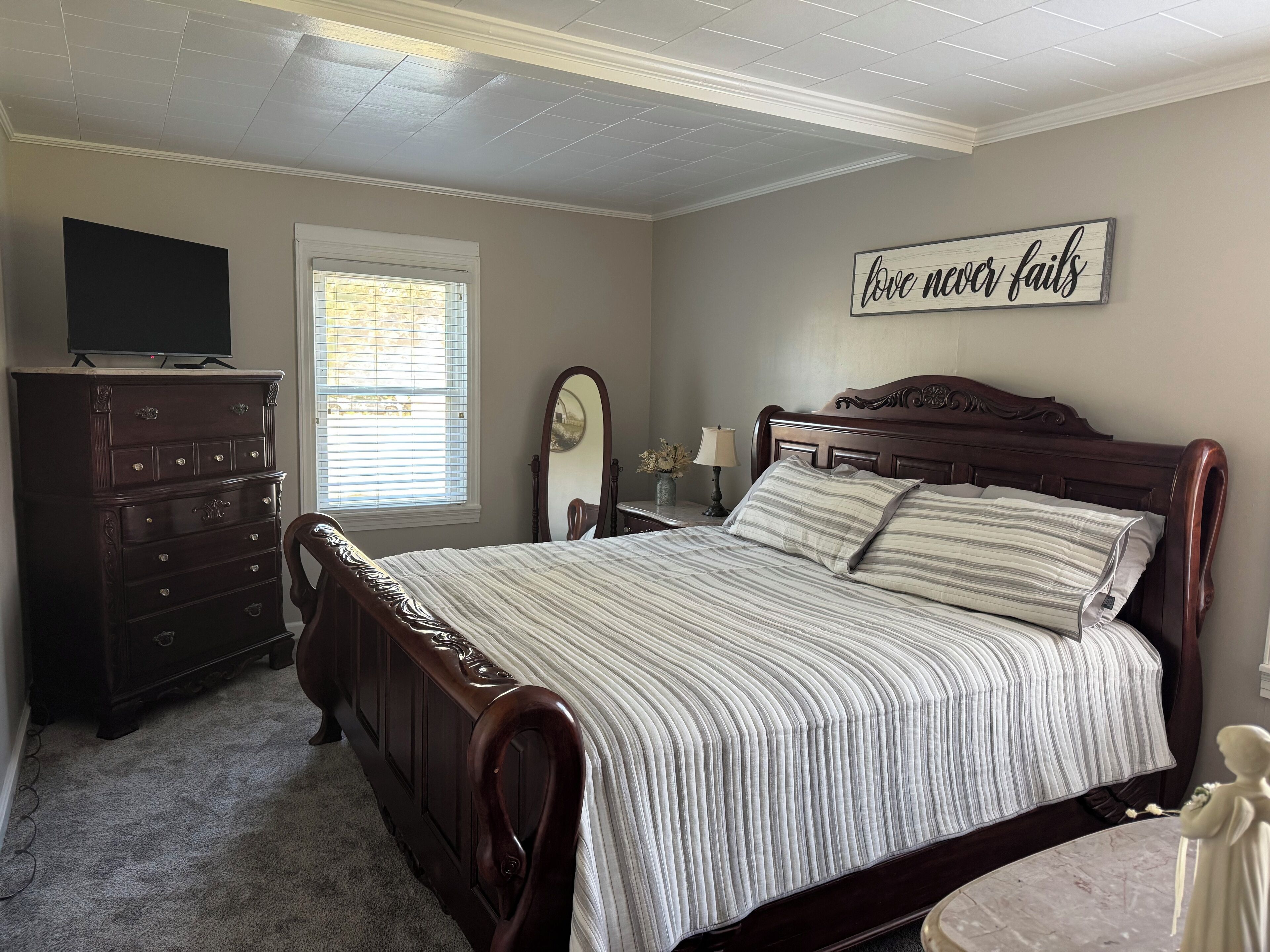 4 bedrooms, iron/ironing board, free WiFi, bed sheets