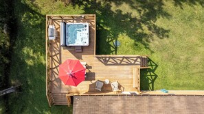Terrace/patio - Hummingbird Crossing - Lost River Cabin - Hot Tub, Sunsets & Stargazing (Lost City)