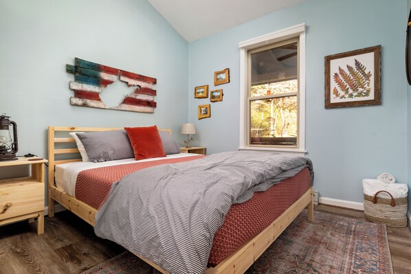 2 bedrooms, desk, iron/ironing board, free WiFi - Hummingbird Crossing - Lost River Cabin - Hot Tub, Sunsets & Stargazing (Lost City)
