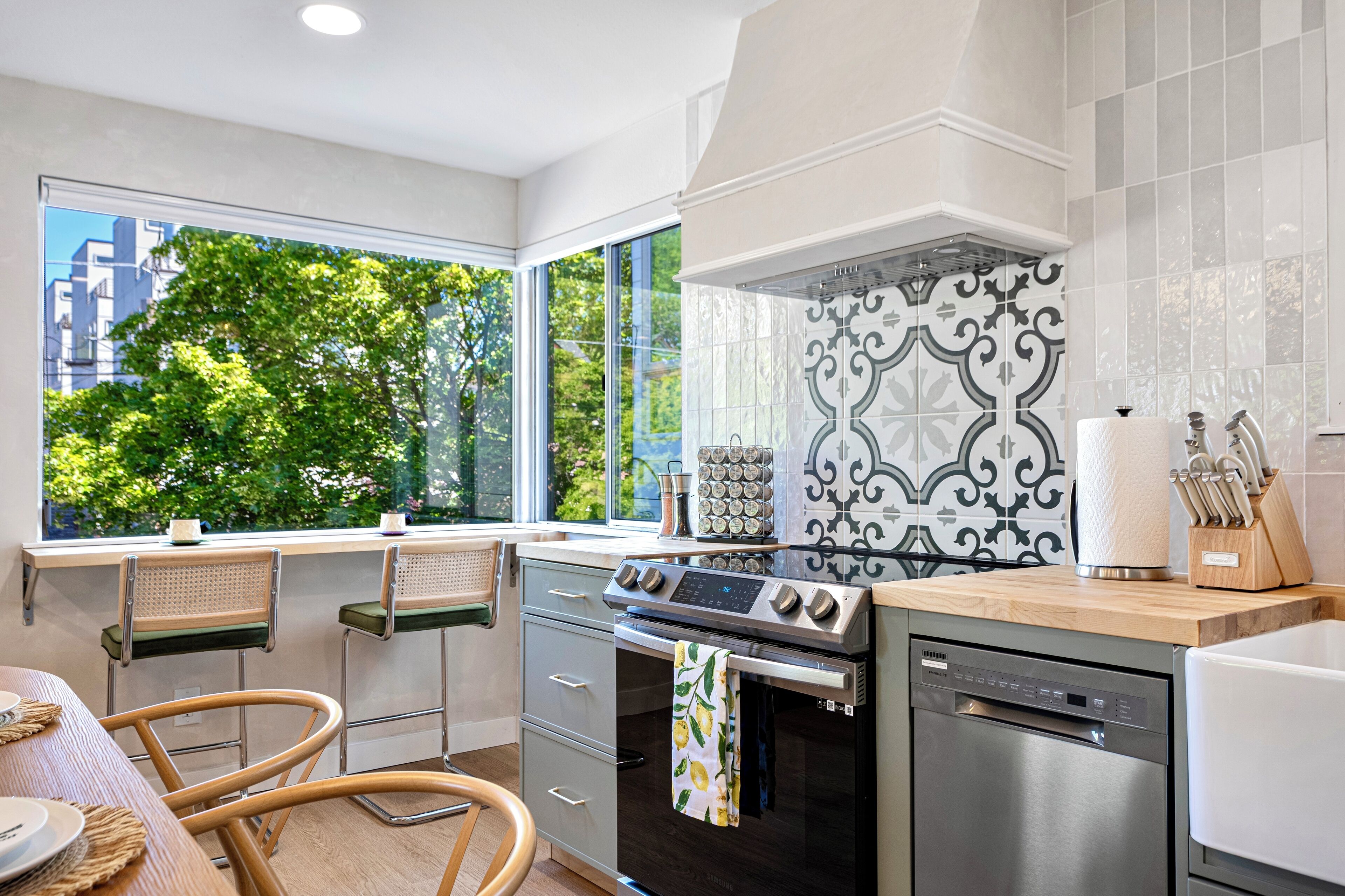 Microondas, horno, parrilla de estufa y lavavajillas 