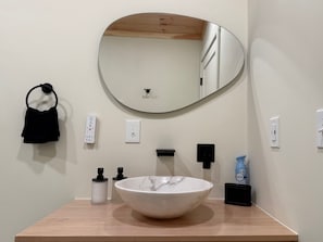 Chuveiro, secador de cabelo, bidê, toalhas de banho