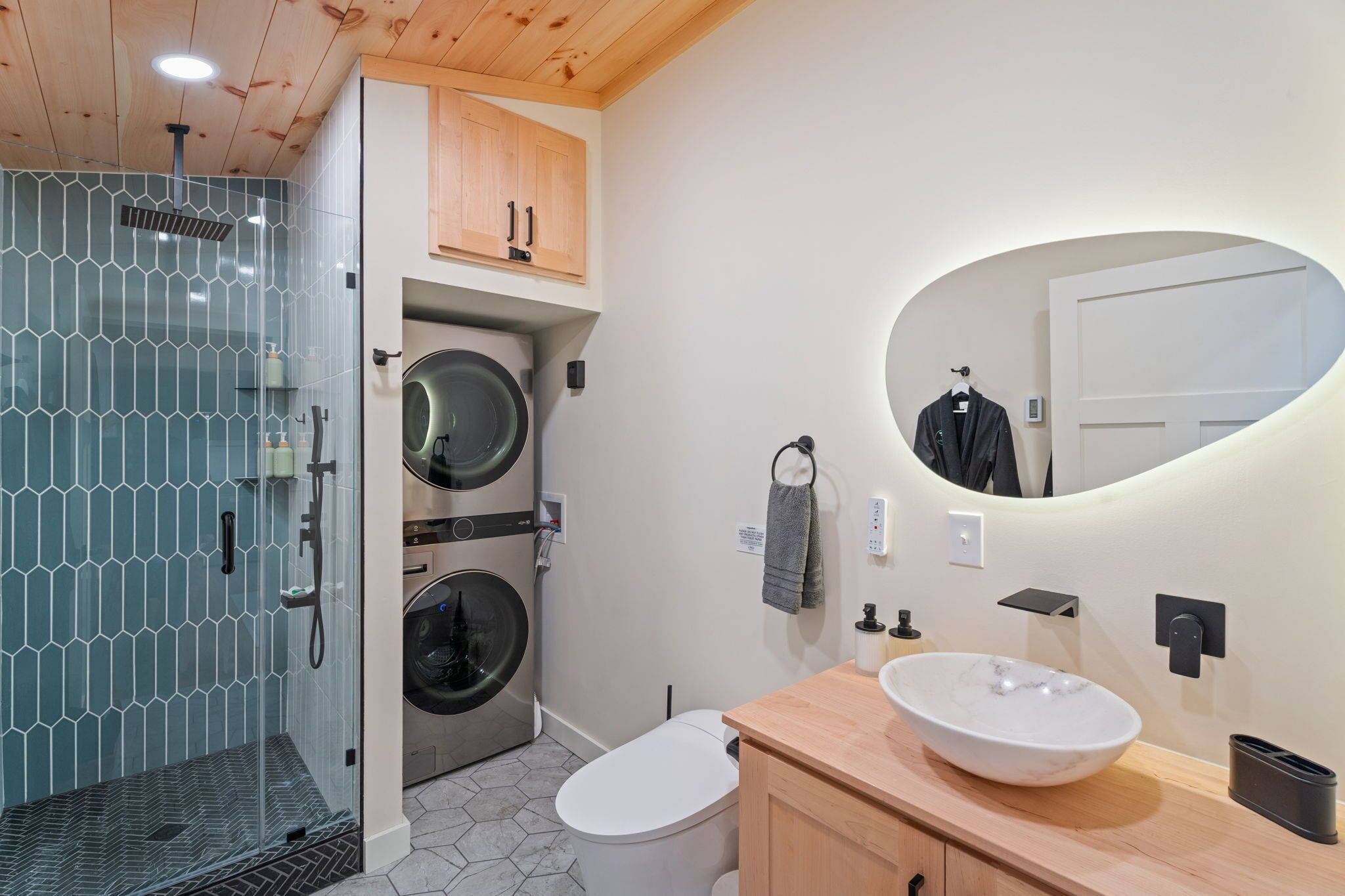 Dusj, hårføner, bidé og håndklær