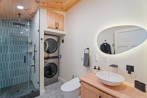 Suihku, hiustenkuivaaja, bidee, pyyhkeet