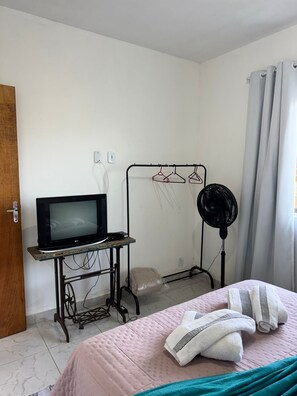 1 dormitori, planxa i posts de planxar, wifi i roba de llit 